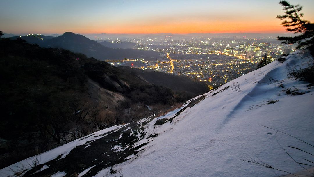 #002 Bukaksan Mountain and the front view of the presidential office Cheong Wa Dae from Inwangsan Mountain covered with snow. 250107 Seoul, Korea.