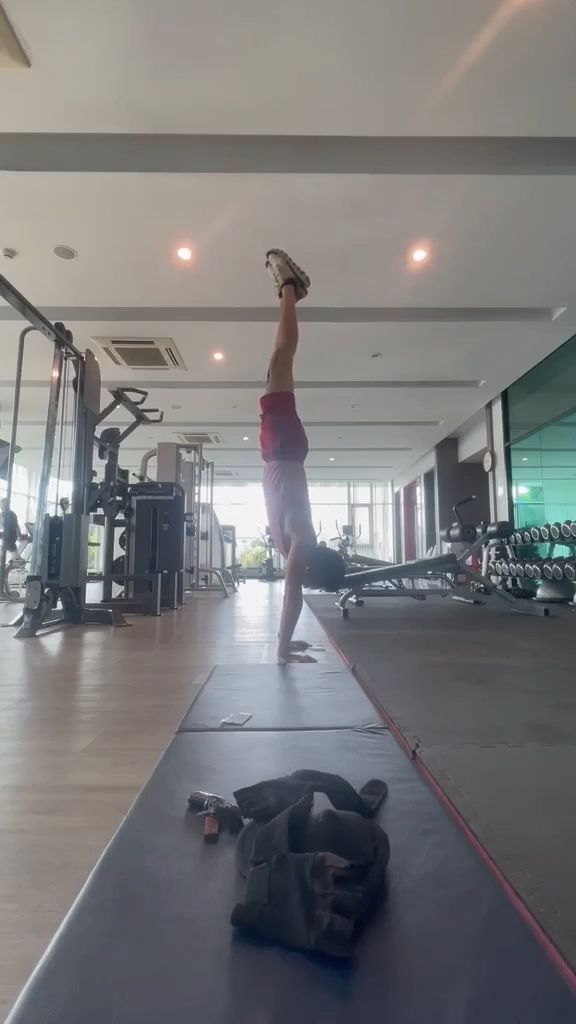 My First Ever FULL Handstand!