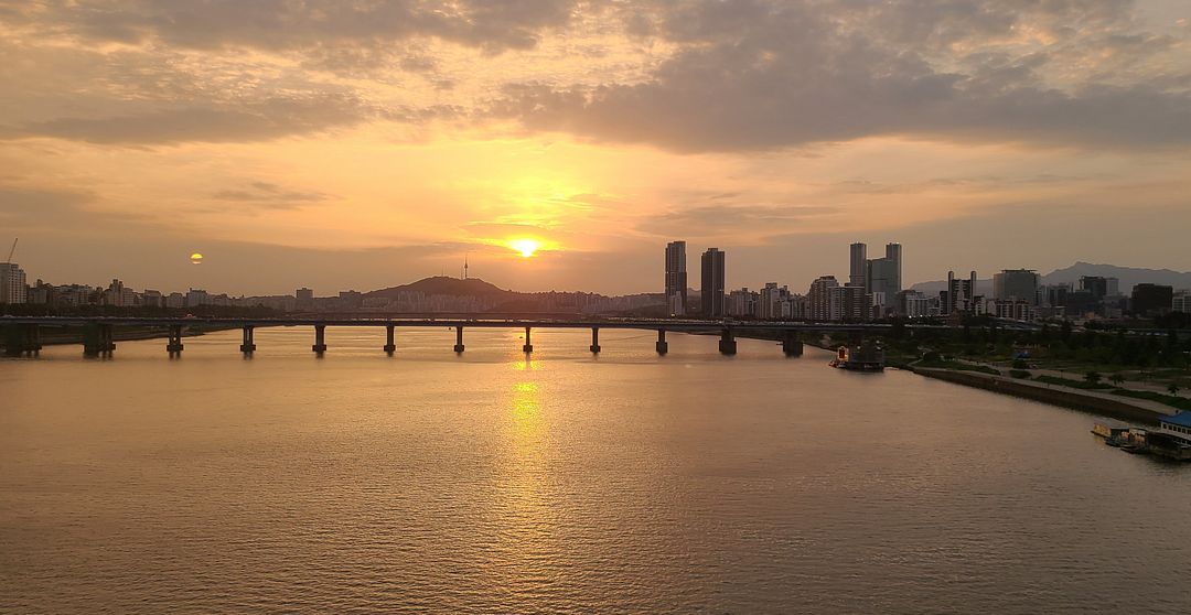 the sunset of the Han River