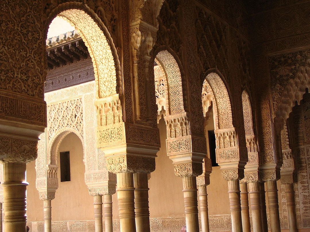 1200px-Arcos_y_columnas_en_la_Alhambra