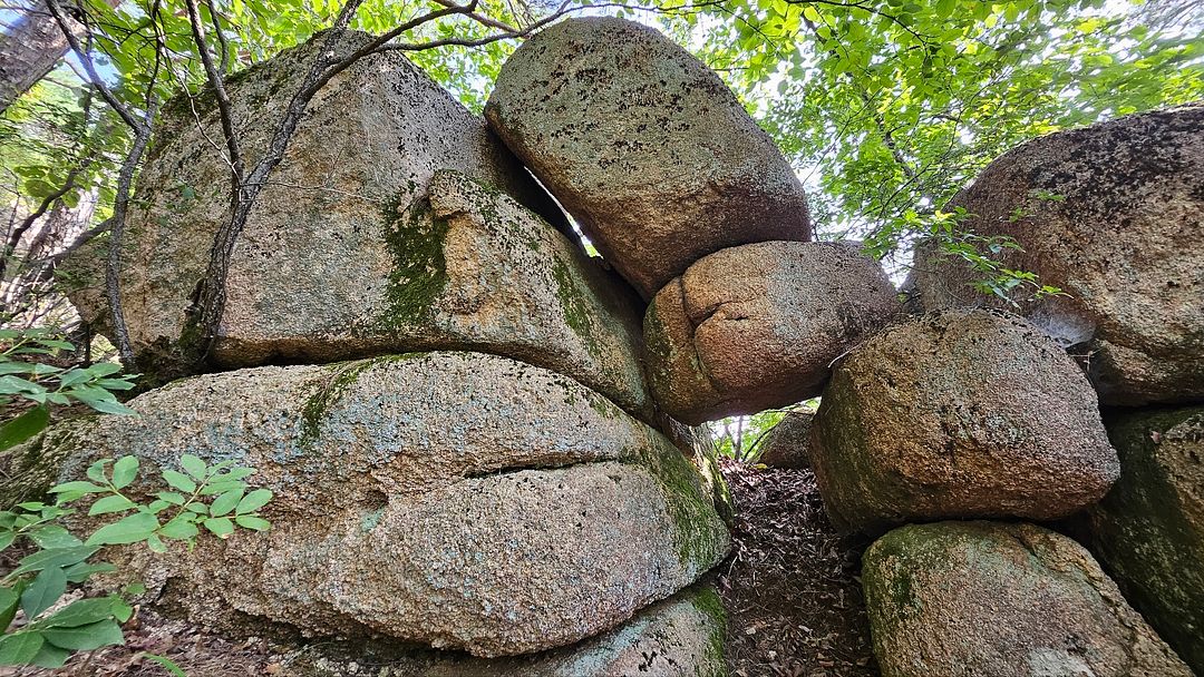 The wonderful rocks of Seungmusan Mountain!  240810 Seungmusan Mountain Sangju Gyeongsangbuk-do South Korea