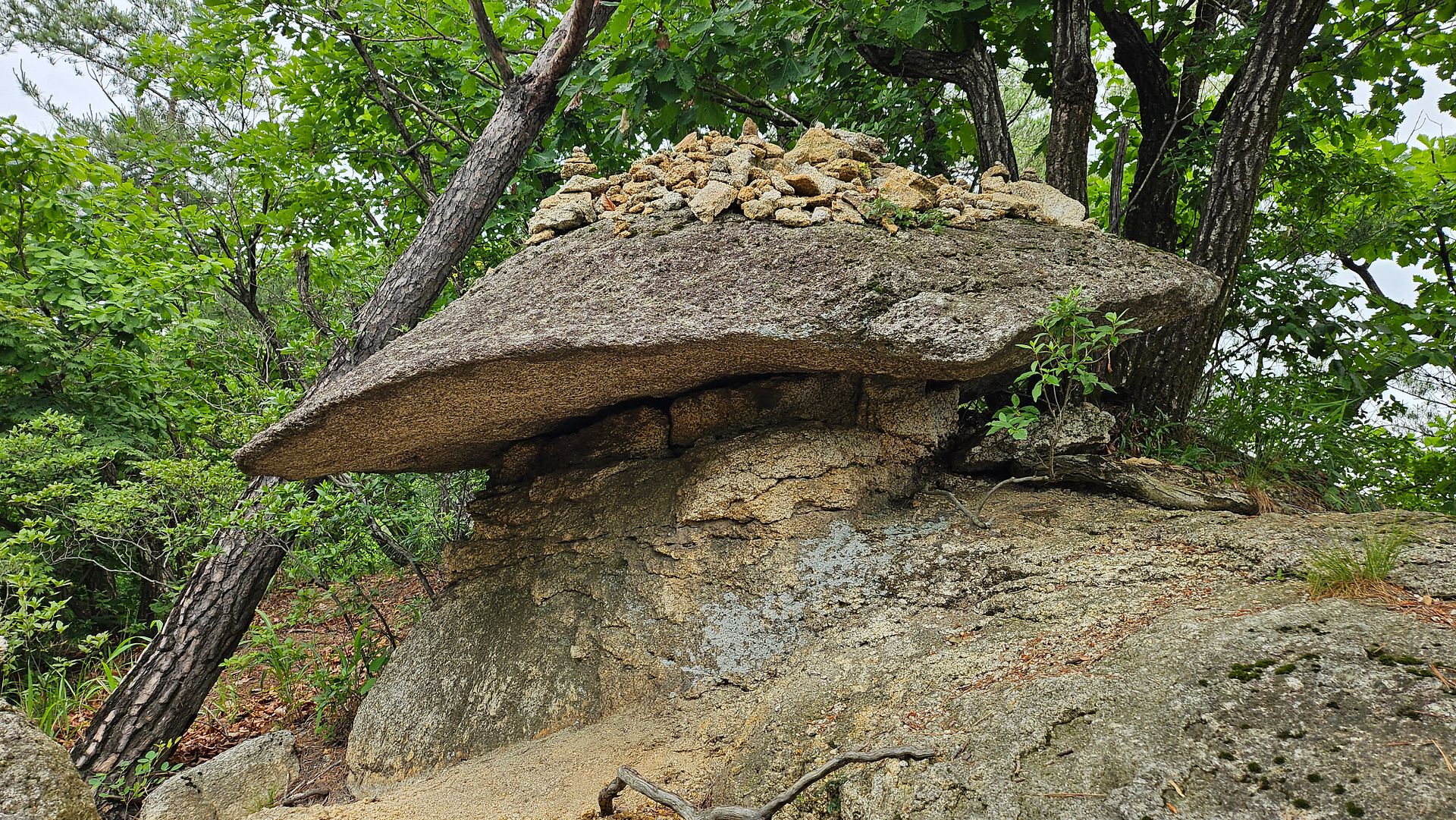 Unaksan Mountain’s charming thatched-roof rock!  240615  Gapyeong, Gyeonggi-do, South Korea